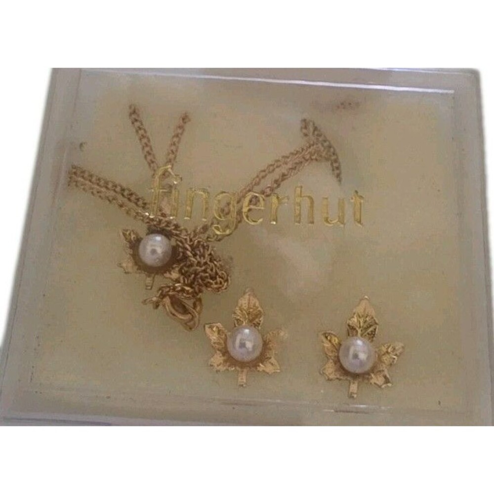 Vintage Fingerhut Jewelry Set Gold Tone Maple Leaf Faux Pearl Necklace Earrings